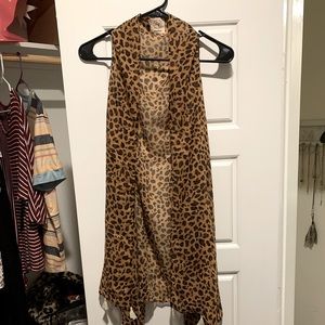 Sleeveless, leopard print kimono